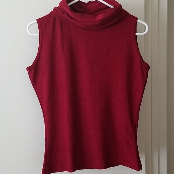 Red sleeveless turtleneck blouse - Picture 3 of 5